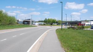 <p>An der Kaiserbaracke wird entlang der Regionalstraße N 659 (Recht-Amel) ein Radweg gebaut, damit die Nutzer des Ravelwegs möglichst sicher über den Kreisverkehr nach Born gelangen.</p>