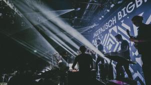 <p>In 16-köpfiger Besetzung spielt die Münchener Jazzrausch Bigband einen durchgehend tanzbaren Mix aus House, Techno, Jazz und Pop.</p>