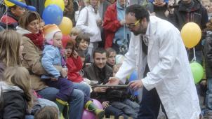 <p>Die Compagnie Al Kymia wird beim Sonntag der Chemie um 11.30 und 15 Uhr verblüffende und komische Experimente zeigen.</p>