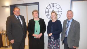 <p>Die Entscheidungsträger der beiden ostbelgischen Krankenhäuser (v.l.n.r. die Direktoren René Jost (Eupen), Ingrid Mertes (St.Vith) und die Verwaltungsratspräsidenten Claudia Niessen (Eupen) und Christian Krings (St.Vith) haben vor den Wahlen ein gemeinsames Positionspapier für die Zukunftssicherung einer qualitativen Gesundheitsversorgung in der DG erarbeitet.</p>