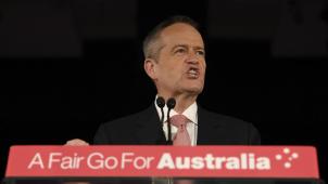 <p>Bill Shorten, Vorsitzender der Labor-Partei sowie Oppositionsführer, gestikuliert am Rednerpult, nach seiner Wahlkampfrede. Am Samstag wird in Australien ein neues Parlament gewählt.</p>