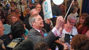 <p>Nigel Farage (Bildmitte), EU-Abgeordneter für Großbritannien und Vorsitzender der Brexit-Partei, unterschreibt ein Plakat während einer Wahlkampfveranstaltung.</p>