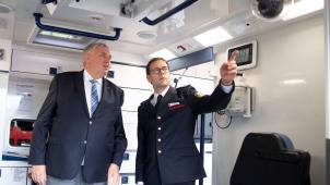 <p>Karl-Josef Laumann (l.), Gesundheitsminister von NRW, lässt sich von Stefan Beckers, Ärztlicher Leiter des Rettungsdienstes der Stadt Aachen, die Kamera für den Telenotarzt zeigen.</p>