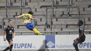 <p>Fußball vor leeren Rängen: Diese Aufnahme aus der Partie Eupen - Sint-Truiden dokumentiert das mangelnde Interesse an der Play-off-2-Runde.</p>