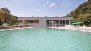 <p>Türkisblau unten, himmelblau oben, dazwischen das Freibad: Was will man mehr.</p>