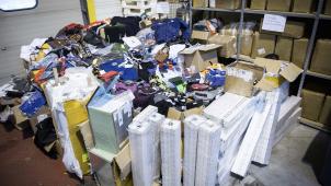 <p>Sieht aus wie eine Räuberhöhle. Blick auf die Waren, die der Zoll am Flughafen Lüttich beschlagnahmt hat.</p>