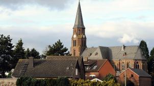 <p>Sie wird bald den Baggern weichen. Jetzt wurde sie entweiht, die Kirche von Kerpen-Manheim. Stiller Protest begleitet den Vorgang</p>