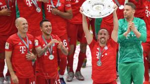 <p>Ribéry reckt die Schale in die Luft, neben ihm Rafinha und Robben sowie der verletzte Manuel Neuer.</p>