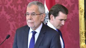 <p>In Österreich soll nach dem Platzen der rechtskonservativen Koalition aus ÖVP und FPÖ Anfang September ein neues Parlament gewählt werden. Dies kündigte Bundespräsident Van der Bellen (links) nach einem Gespräch mit Bundeskanzler Kurz (rechts) an.</p>