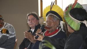 <p>Häuptling Raoni wurde von seinem langjährigen Weggefährten, dem Malmedyer Filmemacher Jean-Pierre Dutilleux (l.), begleitet.</p>