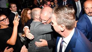 <p>Australiens konservativer Premierminister Scott Morrison (Mitte) kann sein Amt behalten. Allen Umfragen zum Trotz gewann das regierende Mitte-Rechts-Bündnis am Samstag die Parlamentswahl vor der sozialdemokratischen Labor-Opposition.</p>