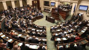 <p>Das Plenum der föderalen Kammer, deren Zusammensetzung am 26. Mai neu bestimmt wird. Die Deutschsprachigen wählen ihre Kandidaten im Wahlkreis Lüttich.</p>