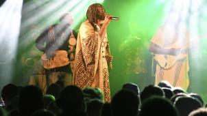 <p>Der Topact hat nicht mehr die Bedeutung früherer Jahre, bleibt aber vor allem im Hinblick auf das überregionale Publikum wichtig. Tiken Jah Fakoly zog mit seinem Reggae-Sound am Sonntagabend auch zahlreiche französischsprachige Gäste an.</p>
