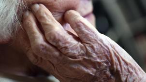 <p>Das Thema Pflegeversicherung geistert schon seit Beginn der Jahrtausendwende durch die politische Landschaft Ostbelgiens, ohne dass es bislang zu konkreten Ergebnissen in dieser Frage gekommen wäre. Jetzt zeigt eine Studie auf, dass eine Einführung in der DG wenig Sinn machen würde.</p>