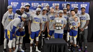 <p>Die Spieler der Golden State Warriors jubeln mit der Trophäe der Western Conference.</p>