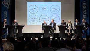 <p>GE-Chefredakteur Oswald Schröder und André Goebels von Radio Contact Ostbelgien Now moderierten den Abend mit den sechs Spitzenkandidaten Michael Balter (Vivant), Freddy Mockel (Ecolo), Oliver Paasch (ProDG), Isabelle Weykmans (PFF), Antonios Antoniadis (SP) und Colin Kraft (CSP, von links).</p>