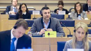 <p>Pascal Arimont (Mitte)</p>