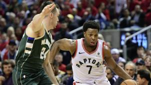 <p>Kyle Lowry (r.) führte die Toronto Raptors zum zweiten Sieg gegen die Milwaukee Bucks.</p>