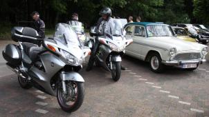 <p>Motorräder und Oldtimer gehen auf Tour.</p>