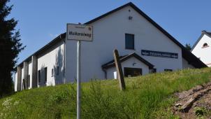 <p>Drei Pfeiler stützen inzwischen die Seitenwand des Dorfsaals in Neundorf, nachdem Risse in dem 20 Jahre alten Gebäude auf Statikprobleme schließen ließen, die jetzt aber aus der Welt geschafft sind.</p>