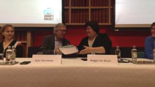 <p>Die Petition und die damit verbundenen Forderungen wurden in dieser Woche im Rahmen einer Pressekonferenz von CKK-Generalsekretär Jean Hermesse an die föderale Gesundheitsministerin Maggie De Block überreicht.</p>