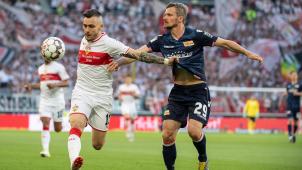 <p>Stuttgarts Anastasios Donis und Berlins Michael Parensen kämpfen um den Ball.</p>