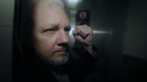 <p>Julian Assange, Mitbegründer der Enthüllungsplattform WikiLeaks, verlässt das Gericht.</p>