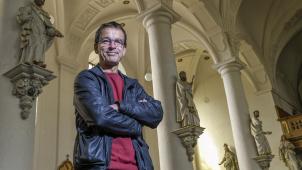 <p>Paul Pankert in der Eupener St. Nikolauskirche. Frühbarock und elektro-akustische Musik – in diesem Projekt, dessen Inspirationsquelle Porträtfotos der Apostelstatuen waren, treffen zwei musikalische Leidenschaften des Musikers und Komponisten aufeinander.</p>