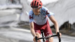 <p>Zwischen Schneemauern hindurch fuhr Ilnur Zakarin zum Etappensieg.</p>