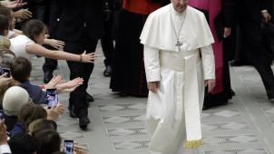 <p>Papst Franziskus kommt zu einer Audienz mit Teilnehmern einer Wallfahrt der italienisch-albanischen Diözese Lungro in der vatikanischen Audienzhalle.</p>