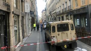 <p>Ein Fahrzeug der französischen Anti-Terror-Einheit Vigipirate Mission steht in der Nähe des abgesperrten Tatorts.</p>