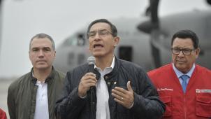 <p>Martín Vizcarra (M.), Präsident von Peru, spricht mit Journalisten bevor er zum Yurimaguas fliegt. Ein starkes Erdbeben hat den Norden von Peru erschüttert.</p>