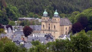 <p>In diesem Jahr wird in Malmedy an den Ausbruch der Ardennenoffensive vor 75 Jahren gedacht, im kommenden Jahr an den Anschluss der Ostkantone an Belgien vor 100 Jahren und ein Jahr später an die Erhebung der Kirche in den Rang einer Kathedrale.</p>