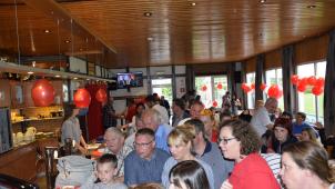 <p>In der Kantine des Amateurfußballverbandes fieberten Kandidaten, Mitglieder und Sympathisanten der SP den Ergebnissen entgegen. Die Freude über das Resultat hielt sich in Grenzen: Der 2014 verloren gegangene Sitz konnte nicht zurückerobert werden.</p>