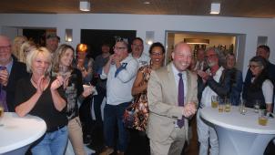 <p>Jubelstimmung bei Vivant Ostbelgien im Lokal Amel-Mitte. Da war die Enttäuschung, dass die Bewegung um ihren Spitzenkandidaten Michael Balter (vorne rechts) den vierten Sitz nur denkbar knapp verpasste, schnell verflogen.</p>