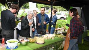 <p>Zwischen den einzelnen Wahlergebnissen gab es die Möglichkeit, sich am Grill zu stärken.</p>