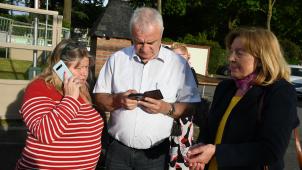 <p>Edmund Stoffels (Mitte) nannte das Ergebnis von Sonja Cloot (l.) „sehr respektabel“.</p>