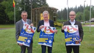 <p>Die Bürgermeister Rudolf Westerburg (Hellenthal), Friedhelm Wirtz (Büllingen) und der Hellenthaler Fachbereichsleiter Wilfried Knips (v.l.n.r.) freuen sich auf das erste Freundschaftstreffen beider Gemeinden am 23. Juni in der Grenzlandhalle Hellenthal. Es wird unter dem Motto „Wir leben Europa“ stehen.</p>