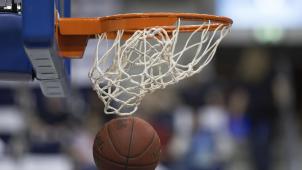 <p>ARCHIV - ILLUSTRATION - Basketball Bundesliga 32. Spieltag: Alba Berlin - Crailsheim Merlins am 24.04.2015 in der O2-World in Berlin. Ein Basketball fällt durch das Netz vom Basketballkorb. Foto: Lukas Schulze/dpa (zu dpa «Europäischem Basketball droht Spaltung - «Tödlich» für Deutschland» vom 11.11.2015) +++(c) dpa - Bildfunk+++ | usage worldwide</p>