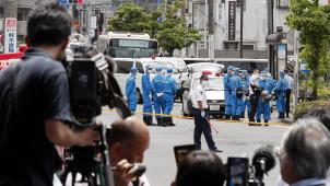 <p>Nach einer Messerattacke auf japanische Schulkinder sperrte die Polizei den Tatort weiträumig ab.</p>