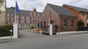 <p>In Zukunft werden am Eingang des Kmile nicht mehr Soldaten, sondern Zivilisten Wache schieben.</p>