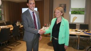 <p>Mathilde Weinandy gratulierte ihrem Nachfolger im Rathaus zum Wahlsieg.</p>