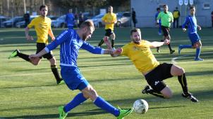 <p>Das Derby zwischen dem FC Eupen und der Union Walhorn (5:3) gehörte zu den aufregendsten Spekatkeln der Saison. Hier versucht Fred Ohn, den Schuss von Alessio Krafft abzuwehren.</p>