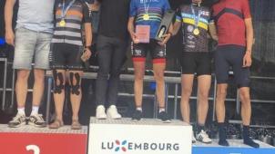 <p>Rita Zinnen (m.) mit Fränk und Andy Schleck sowie Cadel Evans ganz oben auf dem Podium.</p>