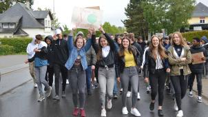 <p>„Es gibt kein Planet B.“ BS-Schüler demonstrierten am Dienstag in St.Vith.</p>