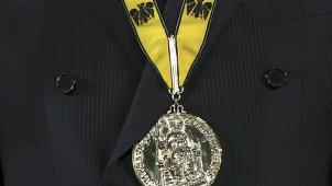 <p>Den Karlspreis trägt ein Preisträger nach der Preisverleihung. Es ist schon ungewöhnlich, dass der renommierte europäische Preis nach der Verleihung nicht in Europa bleibt.</p>