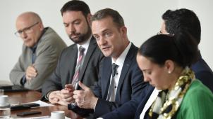 <p>Ministerpräsident Oliver Paasch (ProDG) erklärte: „Als Zweites wäre die Möglichkeit da gewesen, Vivant mit ins Boot zu holen. Sie können sich aber sicherlich vorstellen, dass wir daran nicht mehr als eine Sekunde gedacht haben.“</p>