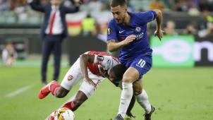 <p>Eden Hazard auch in seinem letzten Spiel für Chelsea als Superstar - hier im Zweikampf mit Ainsley Maitland-Niles.</p>