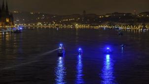 <p>Gespenstisch: Schiffe suchen auf der Donau nach Überlebenden.</p>