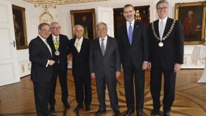 <p>Fototermin im Aachener Rathaus: v.l. NRW-Ministerpräsident Armin Laschet, EU-Kommissionspräsident Jean-Claude Juncker, Jürgen Linden, Vorsitzender des Karlspreisdirektoriums, Antonio Guterres, Generalsekretär der Vereinten Nationen und Träger des Karlpreises 2019, zusammen mit dem spanischen König Felipe und Aachens Oberbürgermeister Marcel Philipp.</p>